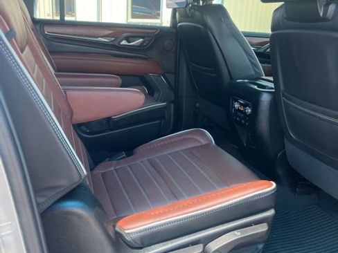 Used 2023 GMC Yukon XL Denali Ultimate AWD/4WD image 10