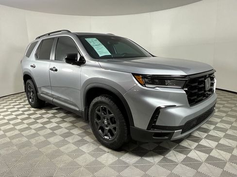 Used 2023 Honda Pilot TrailSport image 6