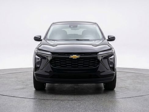 Used 2025 Chevrolet Trax LT FWD image 2