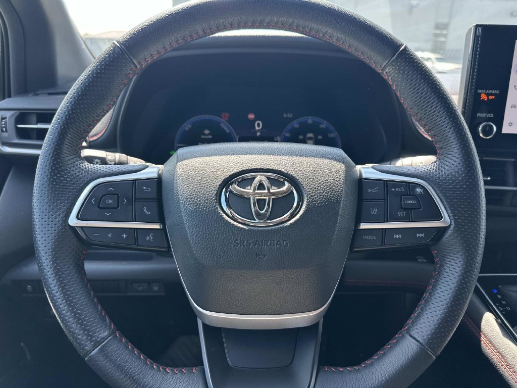 Used 2025 Toyota Sienna XSE FWD image 21