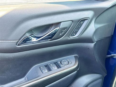 Used 2023 GMC Acadia SLT w/ Technology Package image 16