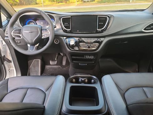 Used 2025 Chrysler Pacifica Select image 27