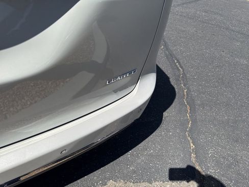 Used 2017 Chrysler Pacifica Limited w/ UConnect Theater Package FWD image 8