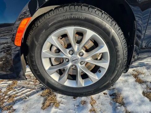 Used 2025 Chrysler Pacifica Select image 9