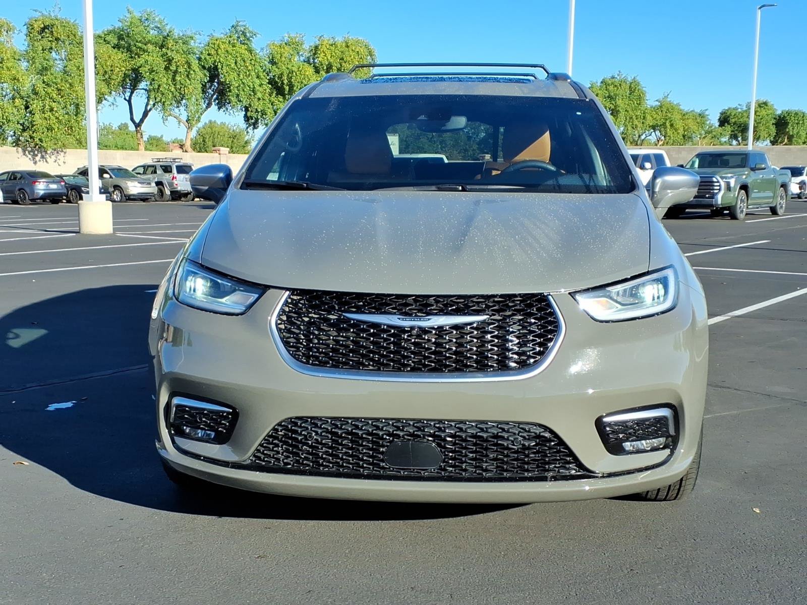 Used 2022 Chrysler Pacifica Pinnacle AWD/4WD image 2