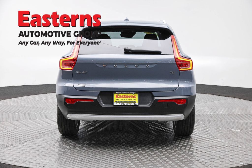Used 2021 Volvo XC40 T4 Momentum FWD image 8