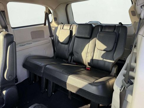 Used 2014 Chrysler Town & Country Touring image 12