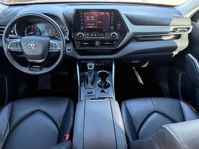 Used 2020 Toyota Highlander XLE AWD/4WD image 24