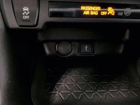 Used 2021 Toyota RAV4 LE AWD/4WD image 26