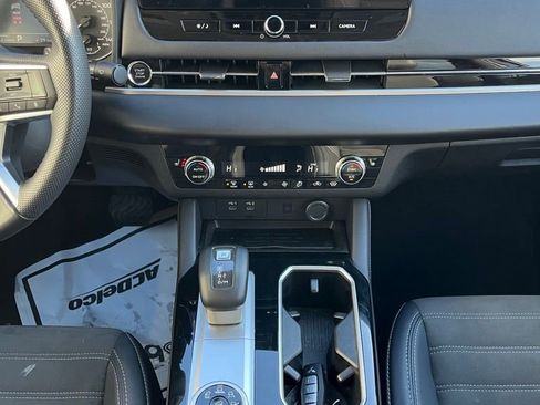 Used 2025 Mitsubishi Outlander SE image 16