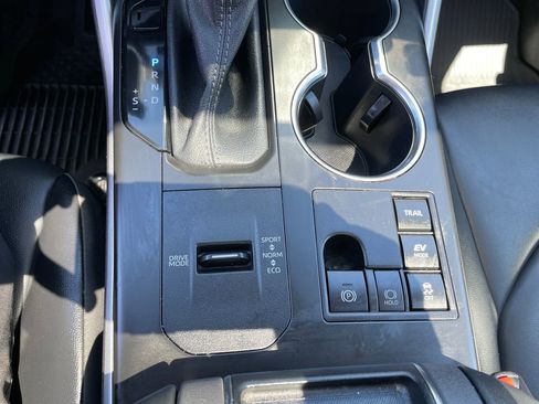 Used 2023 Toyota Highlander XLE AWD/4WD image 22