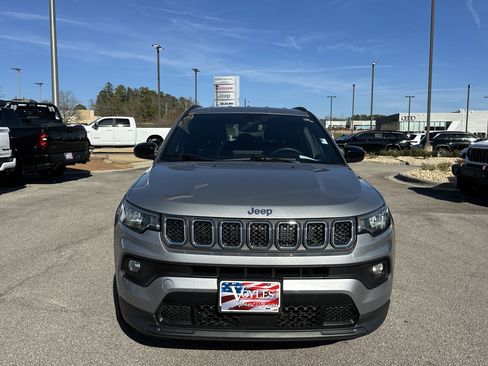 Used 2024 Jeep Compass Latitude image 2