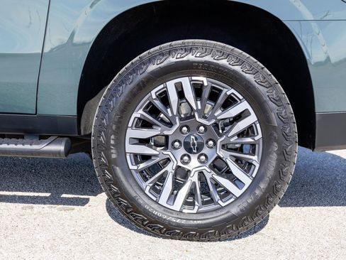 Used 2025 Chevrolet Suburban Z71 w/ Comfort Package image 28