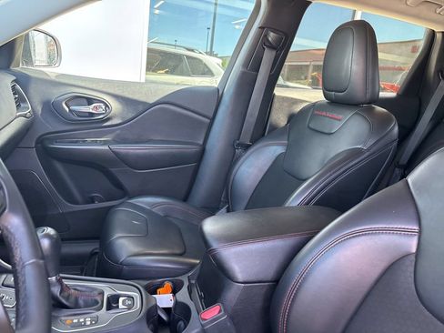 Used 2020 Jeep Cherokee Trailhawk AWD/4WD image 13