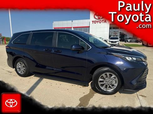 Used 2025 Toyota Sienna LE FWD image 1
