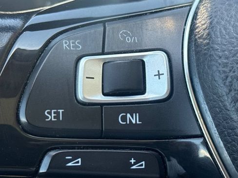 Used 2018 Volkswagen Tiguan SE AWD/4WD image 33