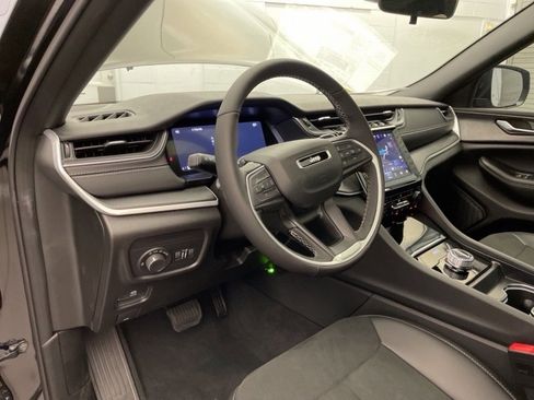 New 2025 Jeep Grand Cherokee Altitude image 14