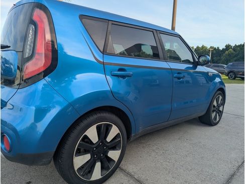 Used 2018 Kia Soul + FWD image 3