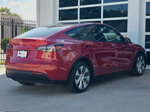 Used 2023 Tesla Model Y Long Range AWD/4WD image 3
