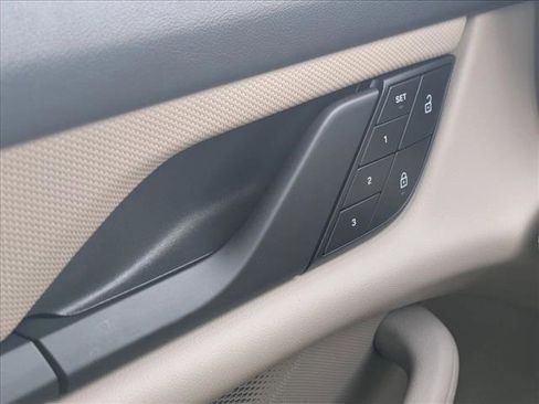 Used 2023 Porsche Taycan image 19