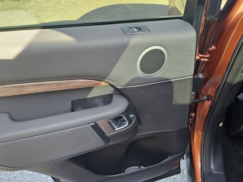 Used 2018 Land Rover Discovery HSE image 15