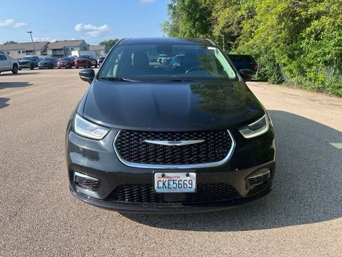 Used 2023 Chrysler Pacifica Touring-L FWD image 8