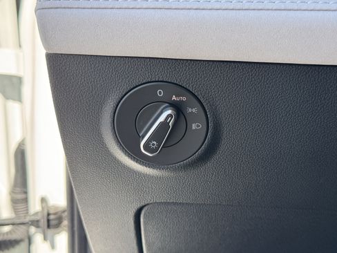 Used 2025 Volkswagen Taos SE image 30