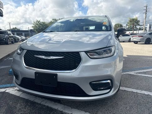 Used 2024 Chrysler Pacifica Touring-L FWD image 30