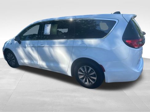 Used 2023 Chrysler Pacifica Touring-L FWD image 18