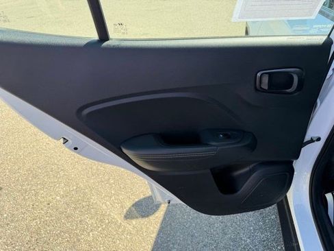 Used 2023 Hyundai Venue Limited image 13