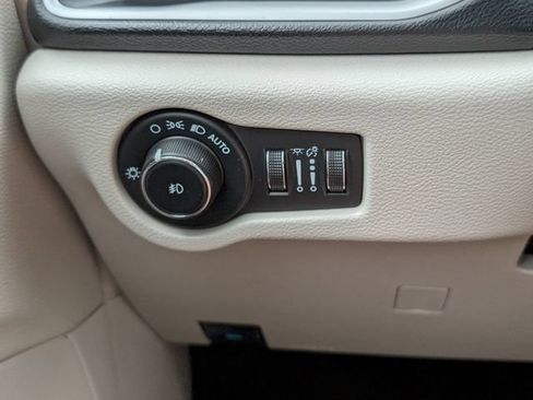 Used 2024 Chrysler Pacifica Touring-L FWD image 12