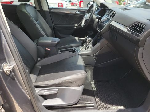 Used 2022 Volkswagen Tiguan SE w/ Panoramic Sunroof Package FWD image 11