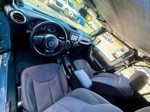 Used 2014 Jeep Wrangler Unlimited Sahara w/ Connectivity Group AWD/4WD image 18