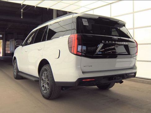 Used 2025 Ford Expedition Active AWD/4WD image 2