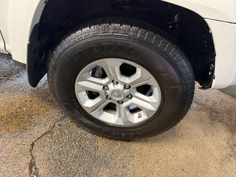 Certified 2016 Toyota 4Runner SR5 AWD/4WD image 29