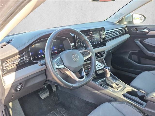 Used 2025 Volkswagen Jetta SE FWD image 5