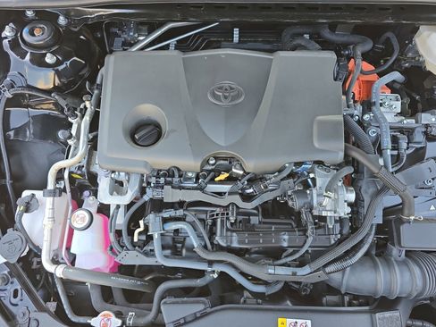 Used 2025 Toyota Camry SE FWD image 29
