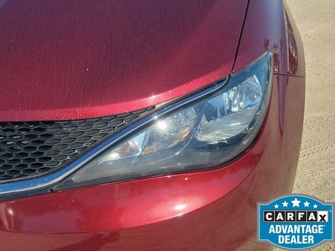 Used 2017 Chrysler Pacifica LX image 17