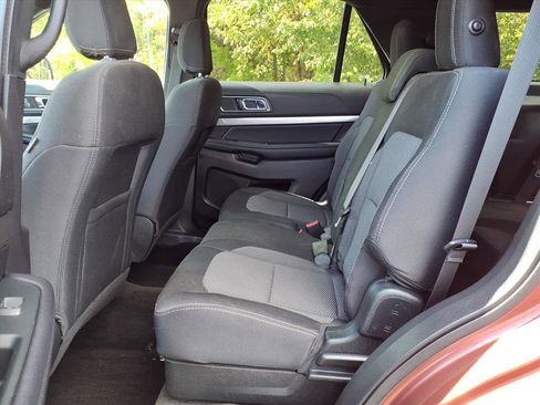 Used 2018 Ford Explorer XLT image 10