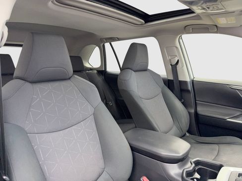 Used 2019 Toyota RAV4 XLE FWD image 40