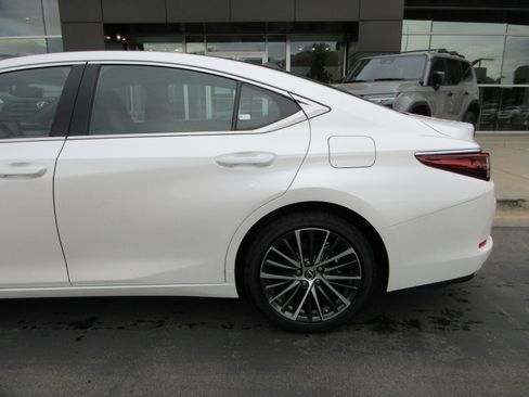 Used 2025 Lexus ES 350 w/ Premium Package FWD image 4