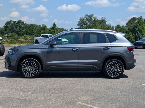 Used 2025 Volkswagen Taos SE w/ Panoramic Sunroof Package FWD image 6