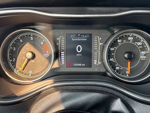 Used 2019 Jeep Cherokee Latitude Plus w/ Cold Weather Group AWD/4WD image 38