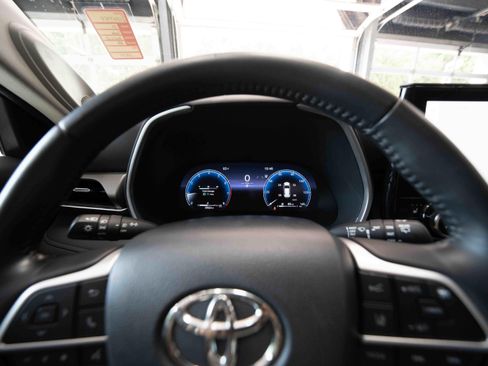 Used 2024 Toyota Highlander Limited FWD image 15