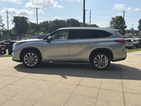 Used 2023 Toyota Highlander Limited FWD image 8