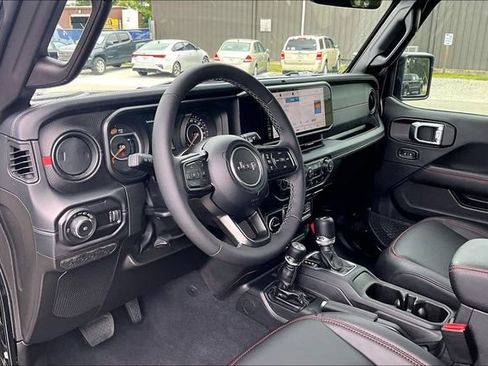 Used 2025 Jeep Wrangler Unlimited Rubicon AWD/4WD image 13