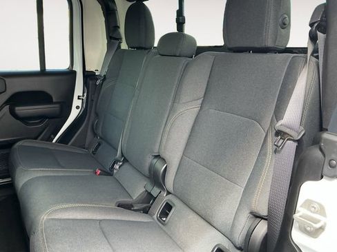 Used 2024 Jeep Gladiator Sport image 6