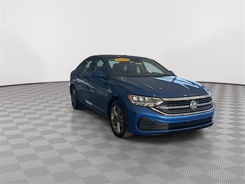 Used 2024 Volkswagen Jetta SE image 2