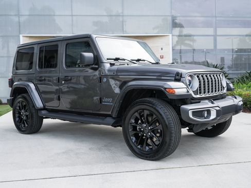 Used 2025 Jeep Wrangler Unlimited Sahara AWD/4WD image 3