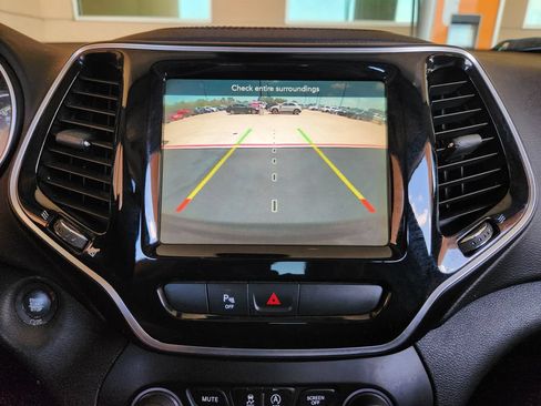 Used 2019 Jeep Cherokee Limited FWD image 18